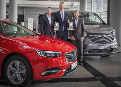 Preisübergabe: Opel-Chef Michael Lohscheller (Mitte) bekommt die Connected Car Awards für den Insignia sowie den Vivaro Life von Stephan Fritz (links), General Manager der Auto Bild-Gruppe, und Tomas Hirschberger, Stellvertretender Chefredakteur von Auto Bild