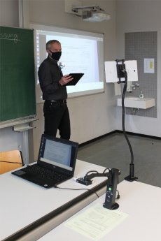 055, Gymnasium Edenkoben_Schulleiter Philip Jähne bei der Erprobung des Hybridunterrichts.jpg