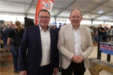 Die Halle des Handwerks war während des Maimarkts gut besucht. Handwerkskammerpräsident Klaus Hofmann (links) konnte während der elf Messetage auch zahlreiche Ehrengäste begrüßen wie hier Mannheims Oberbürgermeister, Christian Specht (rechts)