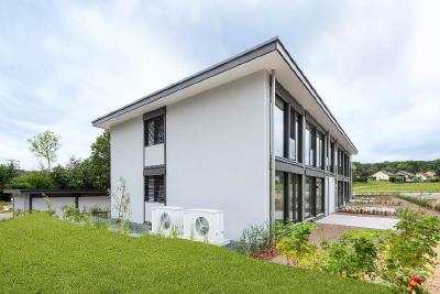 Intelligente Wärmepumpenkonzepte sind längst im Markt – wie hier beim HUF-Haus-Mehrfamilienhaus. Um diese noch intensiver zu etablieren, darf der Strompreis für die umweltfreundliche Heizung der Zukunft nicht stärker mit staatlichen Abgaben belastet sein, als die Preise für Erdöl und Gas