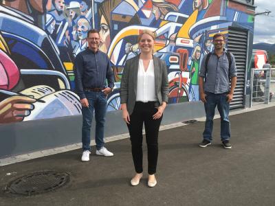 Im Hintergrund die Rückseite des Aufsichtsgebäudes an der künftigen Stadionhaltestelle mit (v.l.:) Andreas Blaudszun, Bauabteilung VAG, Susanne Herzog, Marketingleiterin VAG und dem Künstler Tom Brane