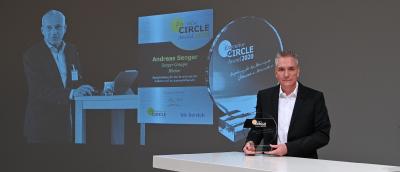 Der "Executive Circle Award 2020" ging posthum an Andreas Senger. Der geschäftsführende Gesellschafter der Senger-Gruppe ist im April an Covid-19 verstorben. »kfz-betrieb«-Chefredakteur Wolfgang Michel übergab die Auszeichnung an seine Kinder Stefanie und Jörg (Foto: Untch/VCG)