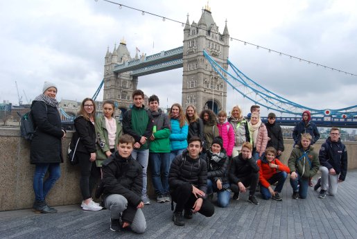 Gruppenbild Tower Bridge.jpg