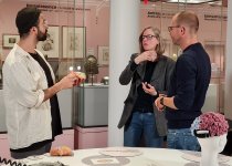 Moderator Ace Mabaz(l) mit den Kunstvermittlern, Juliane Steinwede und Tilmann Volles.