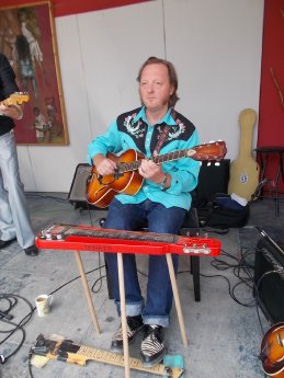 Titus und sein Foot Bass.JPG