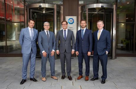 Patrick Fruth (Sprecher der Geschäftsführung, TÜV SÜD Auto Service), Hans Damen (Managing Director, TCOPlus), Rainer Laber (Geschäftsführer, FleetLogistics Gruppe), Bart Vanham (Managing Director, TCOPlus), Jürgen Immer (Geschäftsführer, TÜV SÜD Auto Service). (v.l.n.r.)