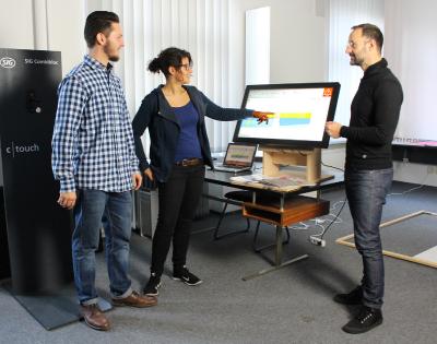 „Red Dot Award: Communication Design“ ging in diesem Jahr an die Abschlussarbeit der Industriedesigner Tim-Niklas Hachmeister und Jawaher Hamo. Mit ihrem Erstprüfer und heutigen Chef, Prof. Thomas Hofmann (rechts), freuen sie sich über die Auszeichnung ihres Projekts - einer neuartigen Bedienoberfläche für Verpackungsmaschinen der SIG Combibloc GmbH / Foto: Hochschule Osnabrück / Lidia Wübbelmann