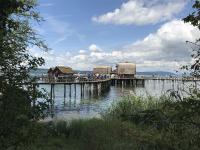 Blick auf die rekonstruierten Pfahlbauten der Stein- und Bronzezeit in Unteruhldingen am Bodensee / Copyright Pfahlbaumuseum Unteruhldingen/Schöbel