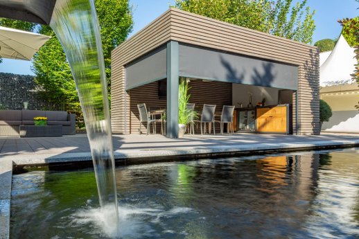 @Westerhoff - Remise mit halb gesenken Markisen kompr..jpg