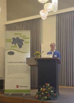 ©LAVES_Dr. Andrea Luger begrüßt die Teilnehmenden des 15. Nds. Tierschutzsymposium.png