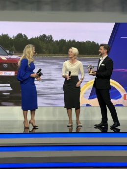 PEOGEOT E-2008 gewinnt Goldenes Lenkrad (3).JPG