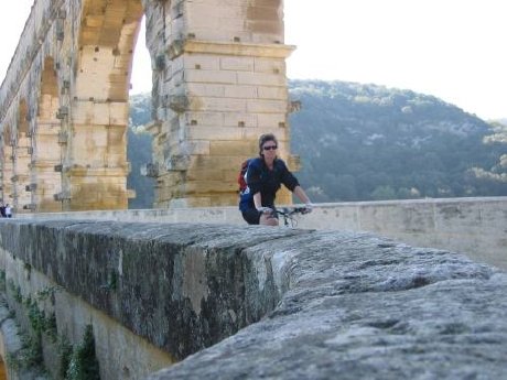 Radlerin auf der Pont du Gard.jpg