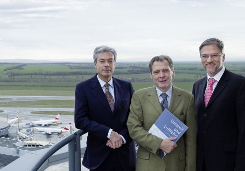 Umweltbroschüre vlnr CEO Mag Ötsch Austrian Airlines, Mag Zemsky CEO Austro Control, Ing Sc.jpg