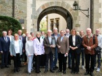 Ehrende und Geehrte vor dem Tor von Schloss Landsberg
