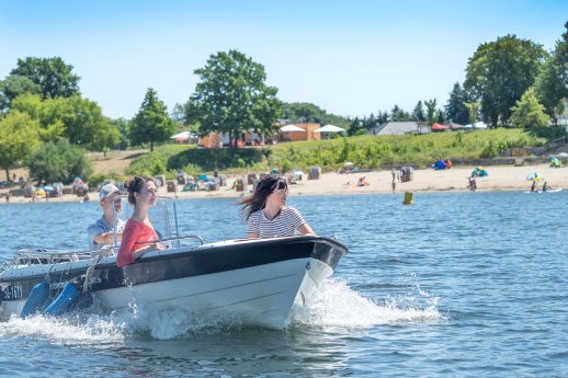 1- Motorboot fahren auf dem Senftenberger See (c) Tourismusverband Lausitzer Seenland, Nada Quen.jpg