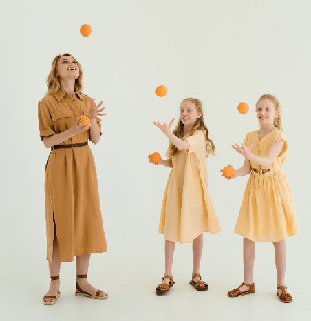 Mutter-und-T2-Maedchen_jonglieren_2-Orangen.png