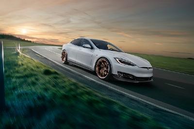 Der von NOVITEC veredelte Tesla S mit Pirelli P Zero Reifen