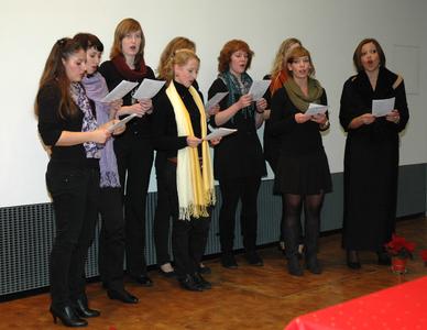 Der Chor aus Studentinnen mit Sopranistin Simona Iachini (re.)