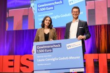 Konditormeisterin Laura-Consiglia Goduti-Meurer erhielt bei der Meisterfeier in Mannheim den mit 1.500 Euro dotierten Start-up-Preis, den ihr Tobias Pauldrach von der VR Bank Rhein-Neckar überreichte. / Foto: Thomas Rittelmann | Mannheim