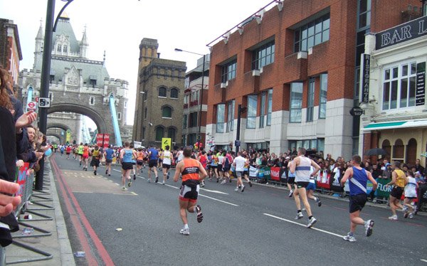 Läufer auf Tower Bridge 3_600.jpg