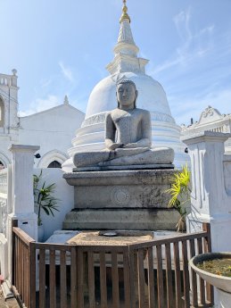 22_Galle Fort_Buddhist Tempel_PXL_20250627_035919199.jpg