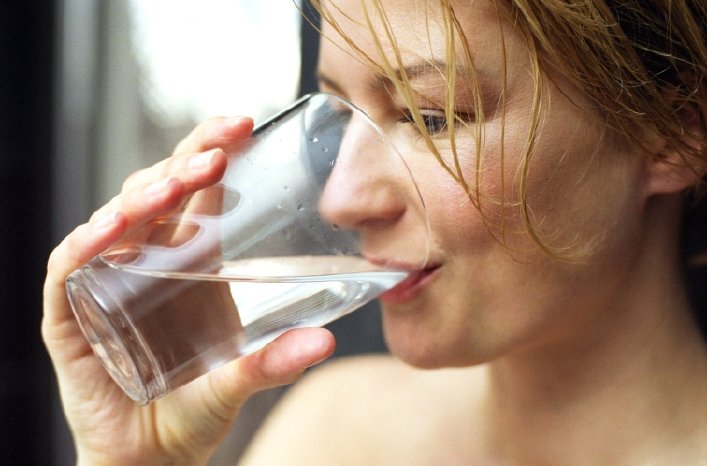 Junge Frau trinkt Heilwasser1.jpg
