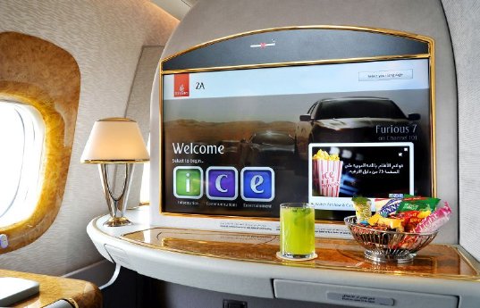 Bild_1_Der_neue_First-Class-Bildschirm_an_Bord_einer_Emirates_Boeing_777-300ER.jpg