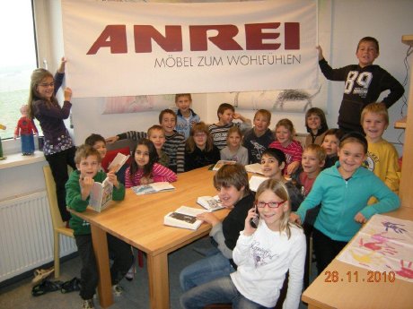 ANREI stiftet Tisch und Stuehle fuer die Schulklasse Arbing.jpg