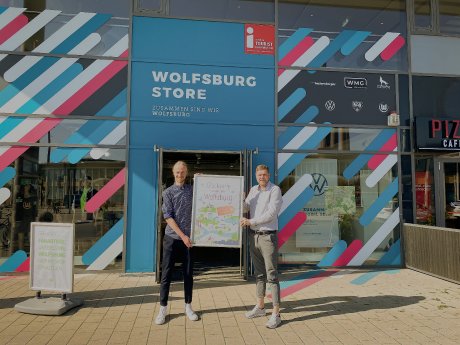 20220621 Jonas Lamberg und Christoph Kaufmann präsentieren das Buch Glücksorte in und um Wolfsbu.jpg