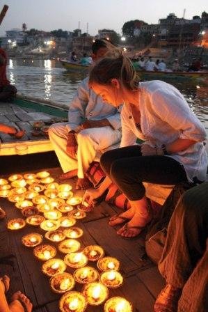 india_varanasi_candle-flower-ceremony klein.jpg