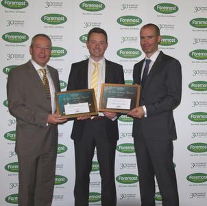 Richard Fryer (Mitte), Marketing- und Verkaufsleiter von FootJoy UK, freut sich über die Auszeichnungen "Golfschuh des Jahres 2014" und "Bekleidungsmarke des Jahres 2014" der größten britischen Handelsgruppe Foremost Golf