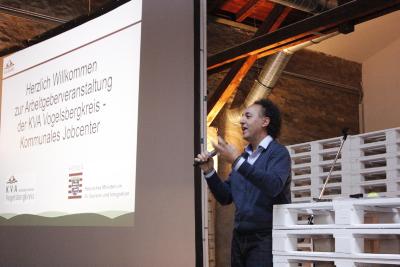 Inspirationscoach David Kadel bei seinem Vortrag voller Sinnbilder und erfrischenden Vergleichen zu der Welt des Sports / Foto: Michael Richter