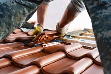 Das Bau- und Ausbauhandwerk hat derzeit alle Hände voll zu tun. Auch die Dachdecker melden 