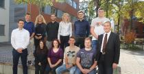 Die ersten Studierenden im dualen System des Fachbereichs Informatik mit ihren Unternehmensbetreuern Sascha Furchtmann, BASF Business Services GmbH, Claudia Kassel, BASF Business Services GmbH, Julian Suleder, ERNW Enno Rey Netzwerke GmbH und Studiengangsleiter Prof. Alexander Fülleborn / Foto/Hochschule Worms