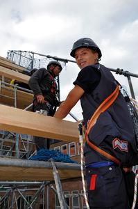 Coole Hand- und Kopf-Werker: Wer das Interesse für vielseitiges Arbeiten mitbringt, ist im Dachdeckerhandwerk am richtigen Platz.