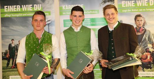 Foto (Jochen Henning, VGL Bayern): Die Auszubildenden mit den besten Noten in der Abschlussprüfung zum Landschaftsgärtner, v.l.: Wolfgang Inderst, Hallertauer Landschaft GmbH & Co. KG, Simon Hagl, Kiermeier Gärten zum Wohlfühlen, und Florian Kölbl, Blumen & Garten Reichl.
