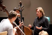 Der Chefdirigent der Deutschen Streicherphilharmonie, Wolfgang Hentrich, während der Probenarbeit mit Mitgliedern des Orchesters. Foto: © Mutesouvenir | Kai Bienert