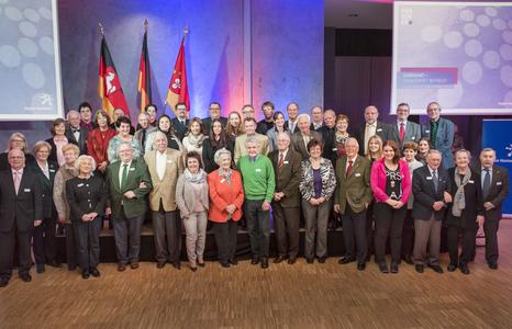 So sieht ehrenamtliches Engagement in der Region Hannover aus: Die geehrten Ehrenamtlichen mit Regionspräsident Hauke Jagau (hinten Mitte) und der stellvertretenden Regionspräsidentin Angelika Walther (links). Foto: Christian Stahl, Region Hannover