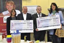 Spende für einen guten Zweck (v.l.): Manuela Ehrenfort (Projektkoordinatorin Mittelfranken brotZeit), Hans-Jürgen Engler (Geschäftsführer brotZeit), Michael Baulig (Vorstandssprecher uniVersa) und Ute Kremen (Vorstand und Mitbegründerin der Würzburger Kindertafel). Foto: uniVersa  
