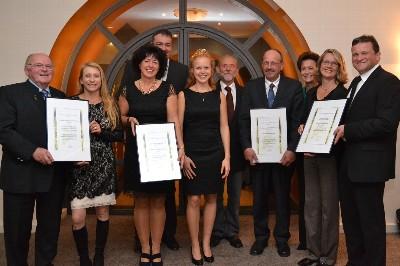 Verleihung DWI-Burgunder-Sonderpreis der DLG-Bundesweinprämierung: v.l.n.r. Heinrich und Sylvia Männle, Martina und Hilarius Reinhardt,Deutsche Weinkönigin Nadine Poss, Kurt G. Freund, Walter Brahner, DWI-Geschäftsführerin Monika Reule, Monika und Jürgen Wilker. (Quelle: www.deutscheweine.de)