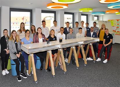 Foto: uniVersa, Die neuen Auszubildenden und dualen Studenten bei der uniVersa – mit Ausbildungsleiterin Helen Pfahl (2. von rechts).