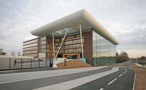 Individuell und einprägsam: Das prämierte Bürogebäude des Europarates in Straßburg zieren Fassadenplatten der ArGeTon GmbH