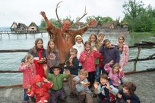 Steinzeitmann „Blumammu“ begeistert in den Pfingstferien die Besucher der Pfahlbauten mit seiner Performance.  Copyright Pfahlbaumuseum Unteruhldingen