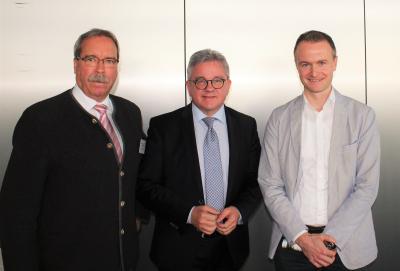 (von links): Wolfgang Schütz, Geschäftsführer Tourismusgemeinschaft Mythos Schwäbische Alb, Tourismusminister Guido Wolf, Louis Schumann, Geschäftsführer Schwäbische Alb Tourismus