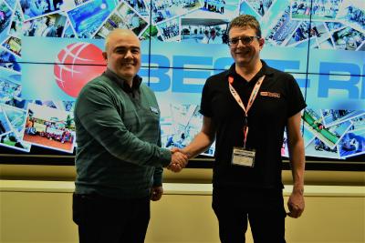 yfun Oezen (Eurasia, links) und Joachim Monski (paxconnect, rechts),Foto: „touristik aktuell“