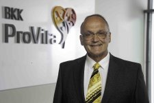 Walter Redl, Vorstand der BKK ProVita, stellt die neuen Leistungsvorteile für die Versicherten der gesetzlichen Krankenkasse vor.