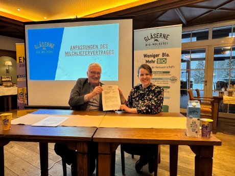 260212_Vertrag_Gläserne_Molkerei_GF_Biomilch.jpg