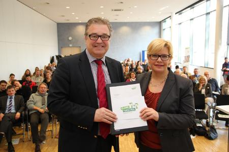 Unterzeichneten beim Auftakt der "Forscher-Kids Region Hannover" im Haus der Region die Kooperationsvereinbarung: Regionspräsident Hauke Jagau und Nadine Nobile von der Stiftung "Haus der kleinen Forscher"