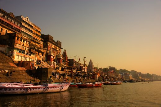 An den Ganges-Ghats in Varanasi waschen sich Hindus wie einst Shiva von ihren Sünden rein.jpg