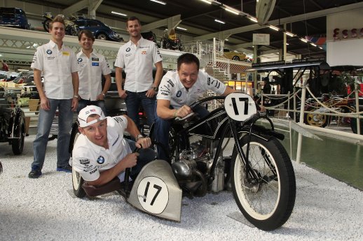 BMW R 47 mit Joey Hand, Andy Priaulx, Dirk Werner, Augusto Farfus und Martin Tomczyk.jpg